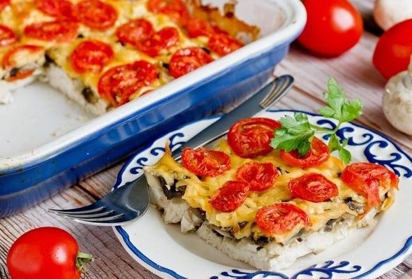 Куриное филе, запечённое с грибами, помидорами и сыром