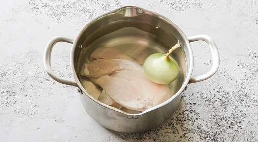 Согревающий суп с брокколи и курицей для всей семьи