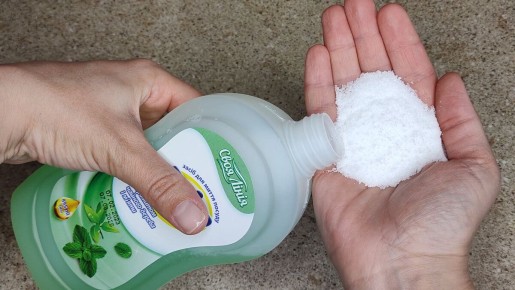 Удивительный бытовой эффект: соль и моющее средство превращаются в универсальное очистительное средство