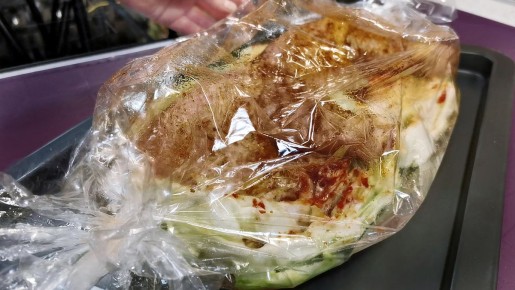 Простой и изысканный: капустные стейки с куриными окорочками на ужин