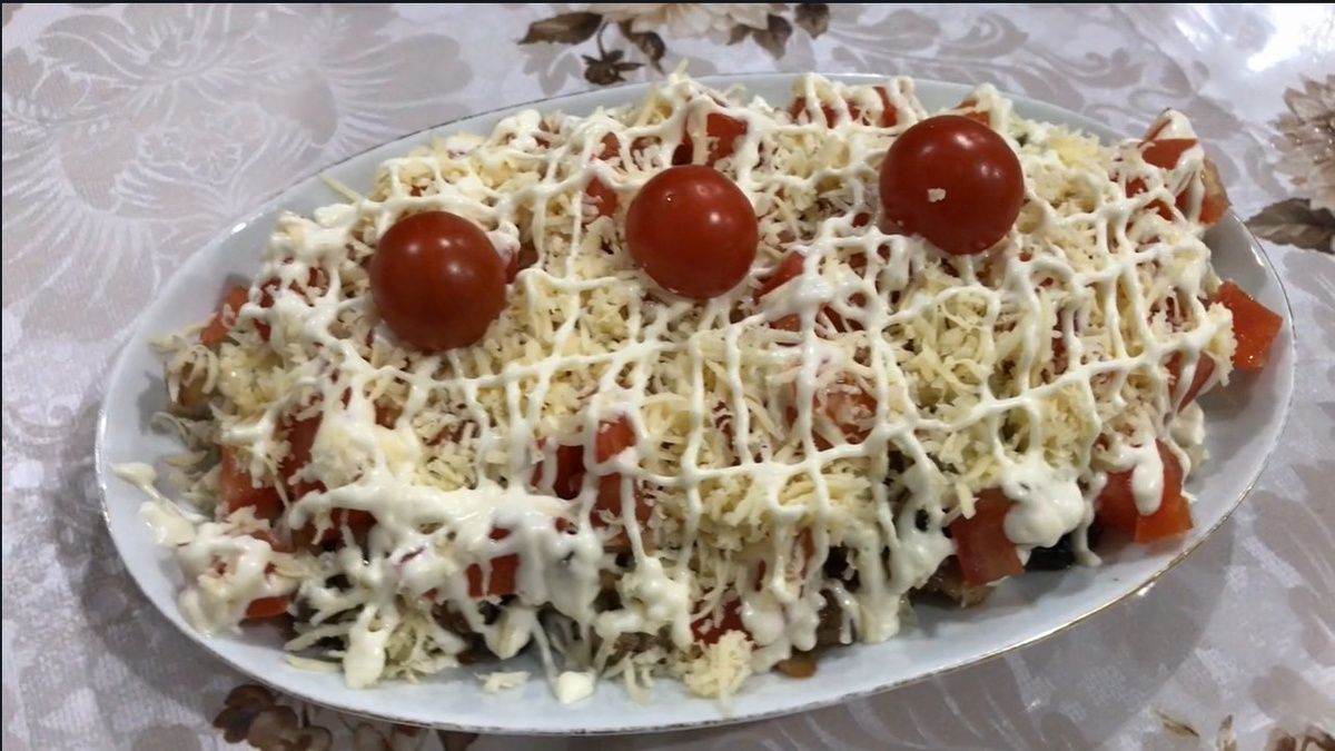 Салат «Мясо по?французски», который удивит гостей: 5 простых приёмов и один секрет