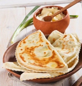 Кутабы с творогом: легко и вкусно по-кавказски
