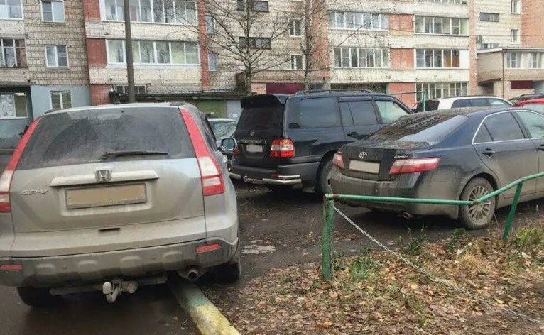 Когда парковка становится проблемой: невероятные приключения в жилом дворе
