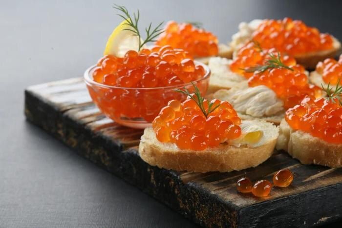 Цены на бутерброды с икрой побили рекорды: сколько стоит угощение в 2026 году?