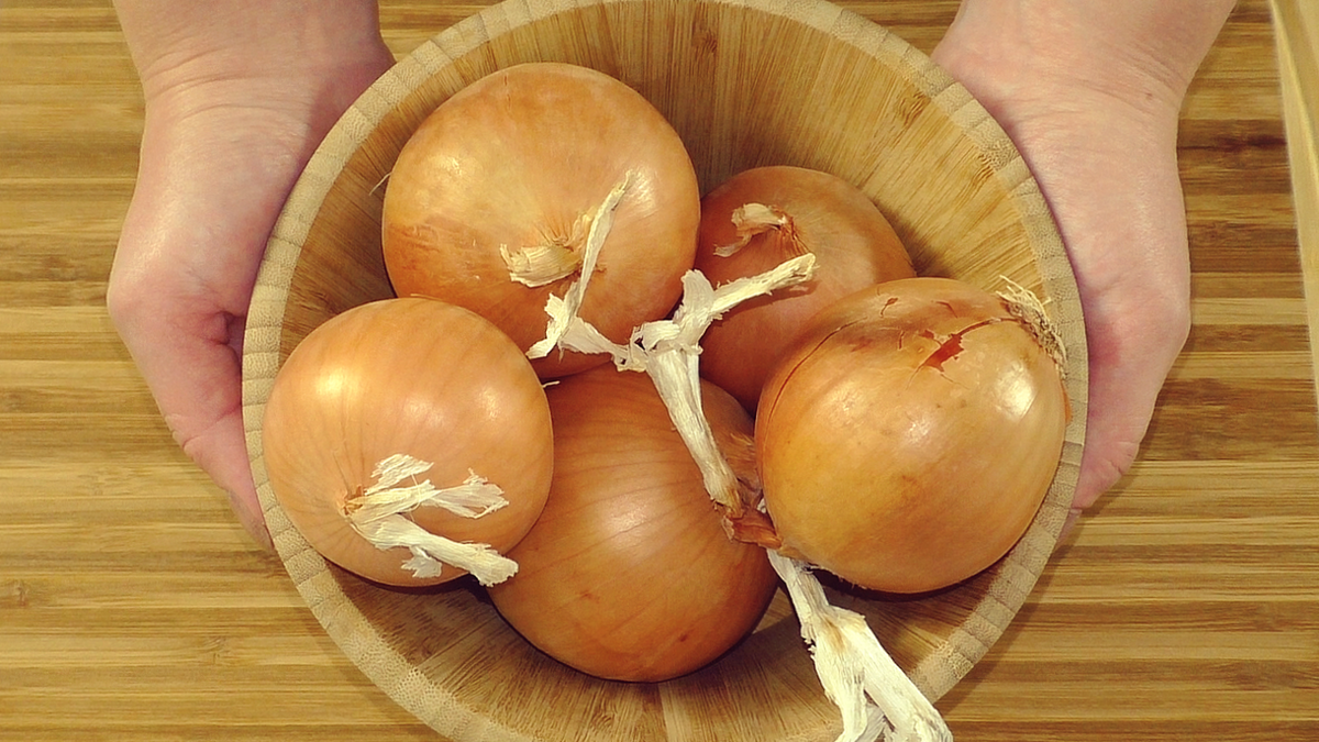 Как быстро замариновать лук с чили: идеальная закуска для зимних вечеров