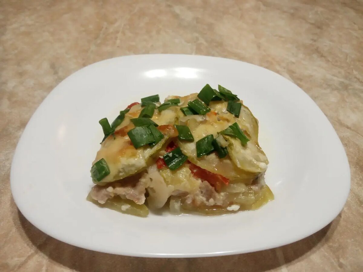 Запеканка из кабачков, куриного филе и овощей