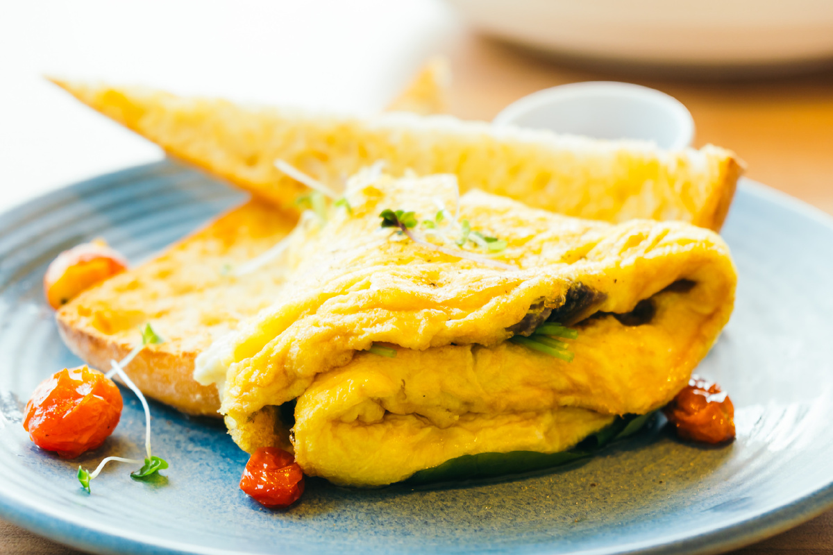 Как быстро приготовить омлет в микроволновке с молоком