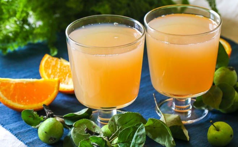 Освежающий компот из зеленых яблок с нотками апельсина