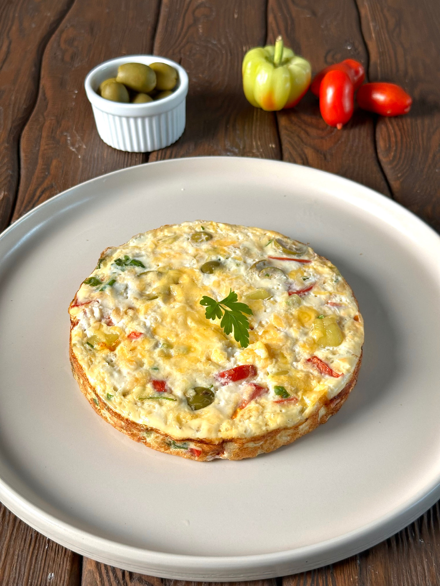 Удивительный омлет с рыбой и оливками для уютного ужина