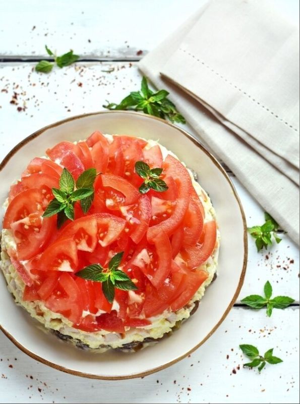 Непревзойденный салат с копченой курицей и помидорами