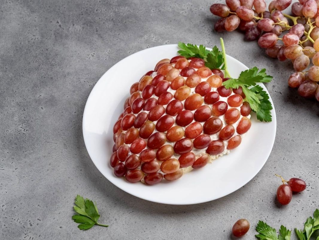 Вкусный салат «Гроздь винограда» с курицей для вашего стола