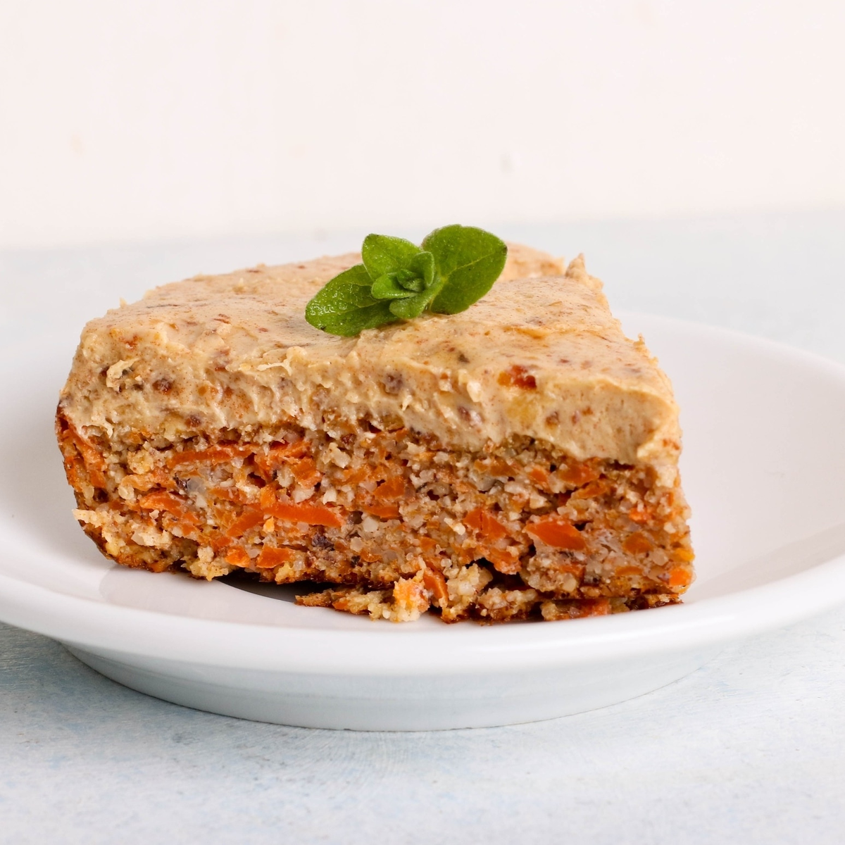 Нежный морковный пирог со сметанным кремом, который нужно попробовать