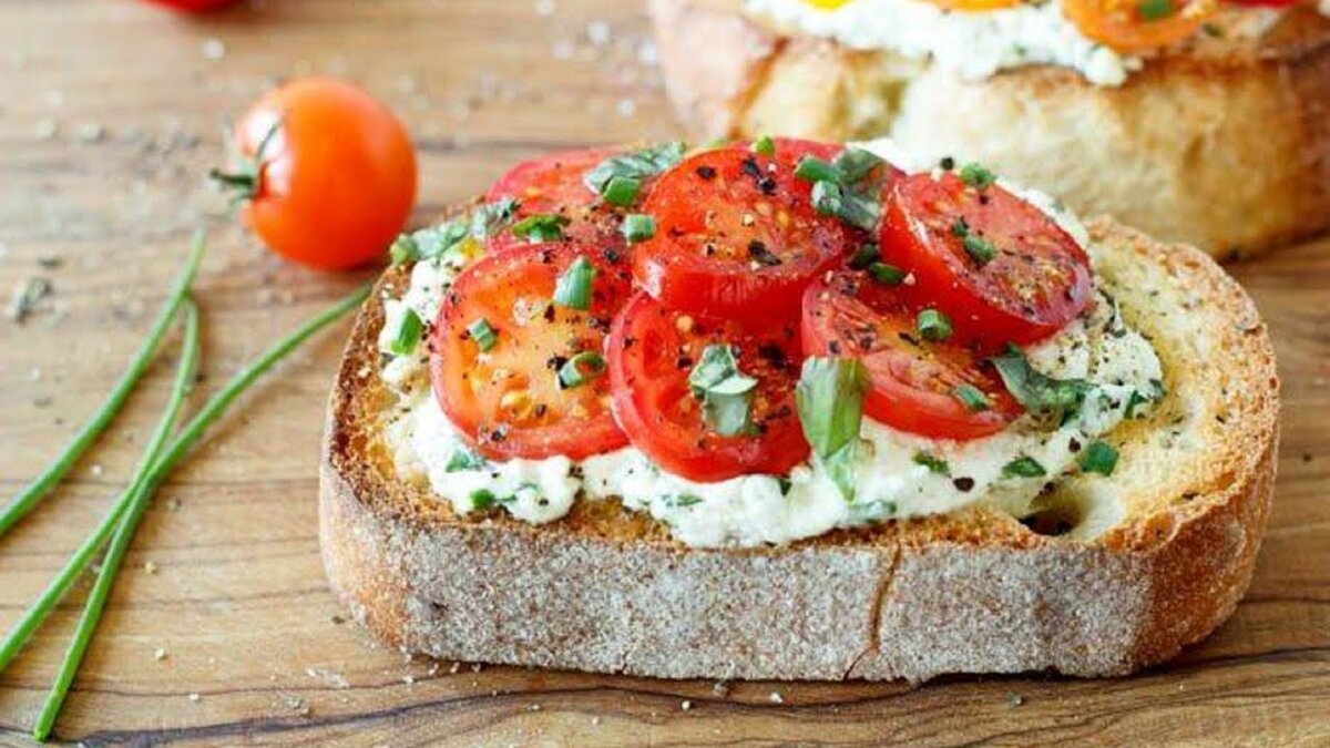 Идеальная брускетта: Традиционный итальянский вкус с помидорами и базиликом