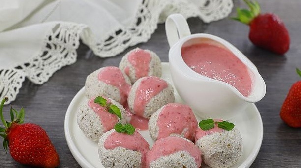 Нежные творожные шарики с орехами и клубничным соусом