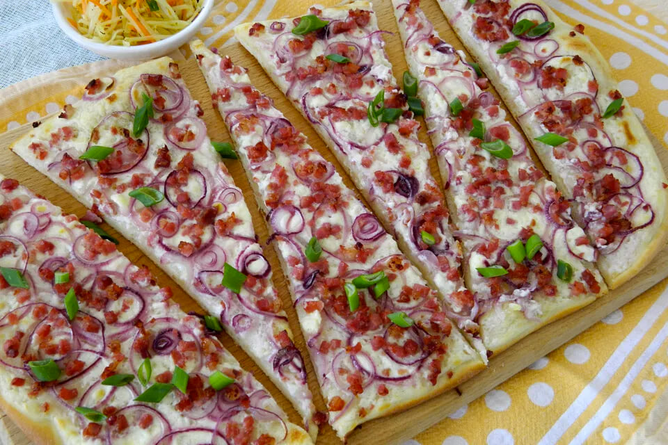 Нежный тарт с луком и беконом для любителей выпечки