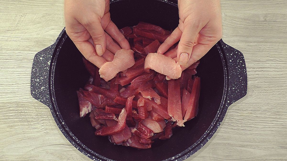 Сочное мясо на луковой подушке: простейший рецепт для всех