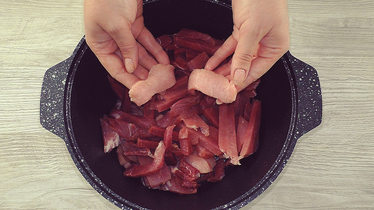 Сочное мясо на луковой подушке: простейший рецепт для всех