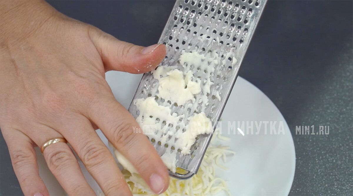Почему стоит смазывать терку маслом: полезные советы для хозяек
