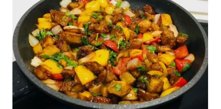 Превосходные баклажаны с овощами в кисло-сладком соусе