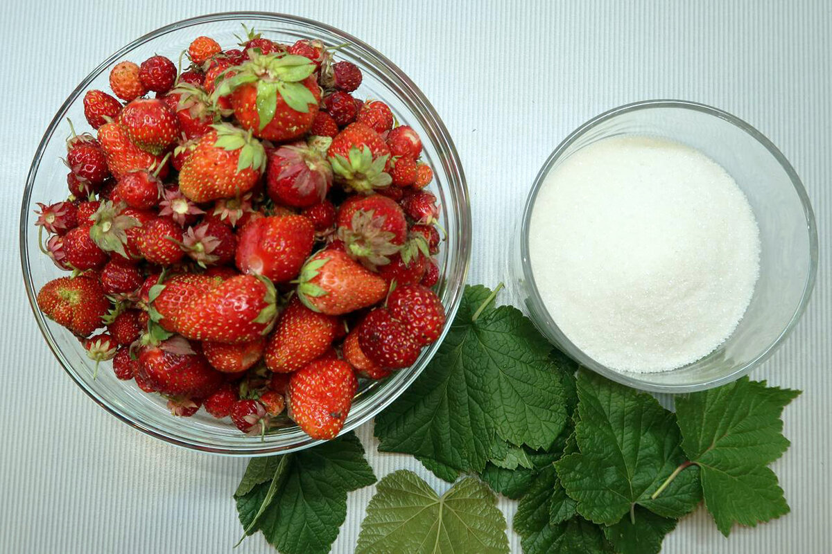 Клубничный компот с листьями смородины: вкусное зимнее лакомство