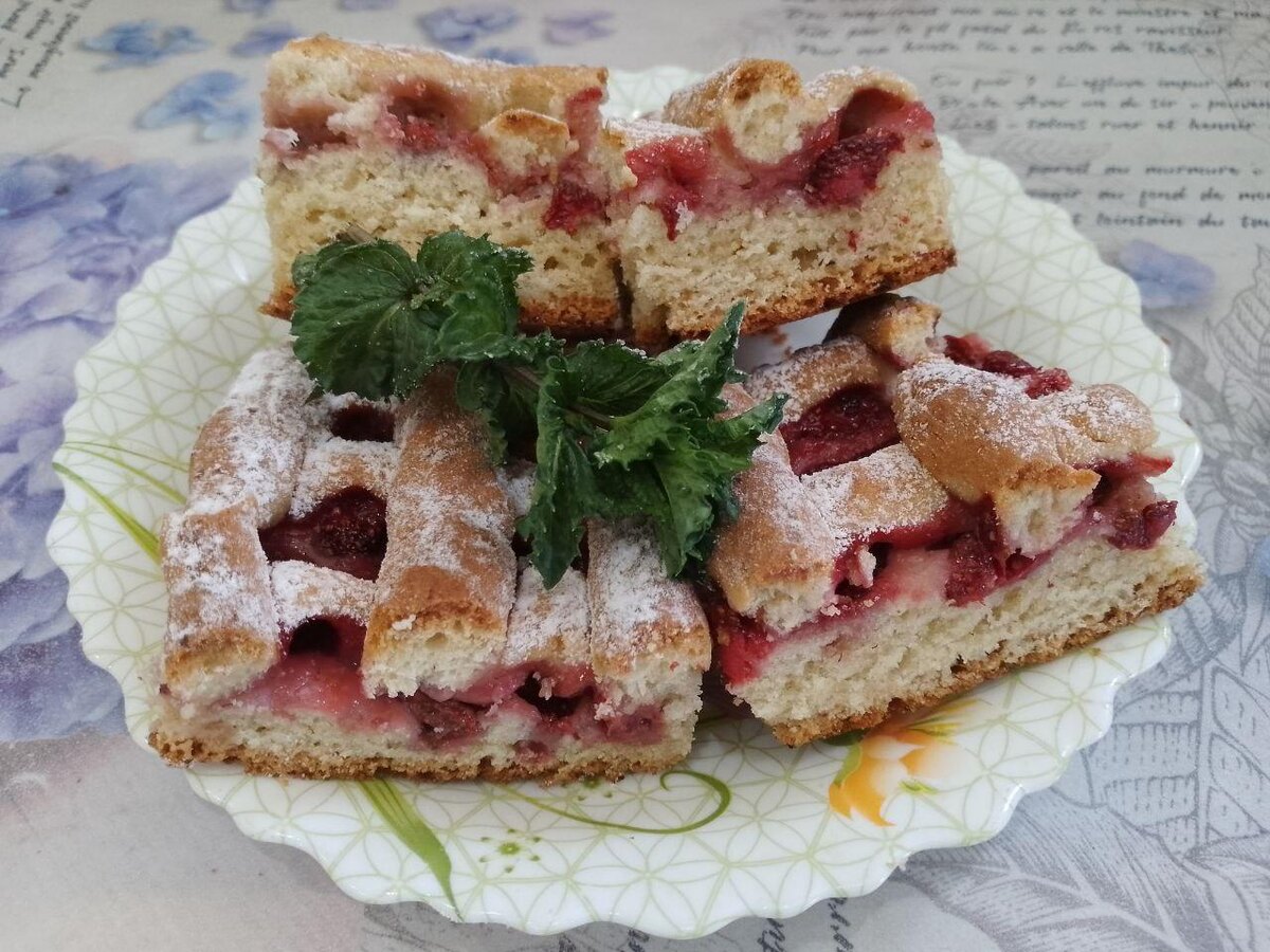 Нежный пирог с творогом и ягодами: быстрый рецепт для сладкоежек