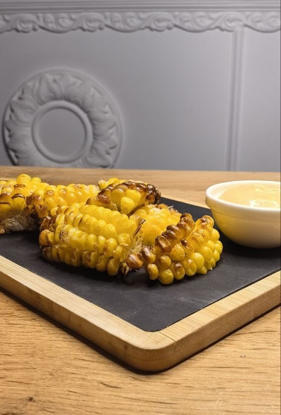 Кукуруза в аэрогриле: хрустящая закуска с огненным соусом