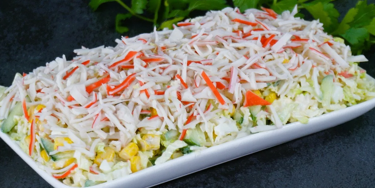 Крабовый салат с кукурузой: яркое решение для любого праздника