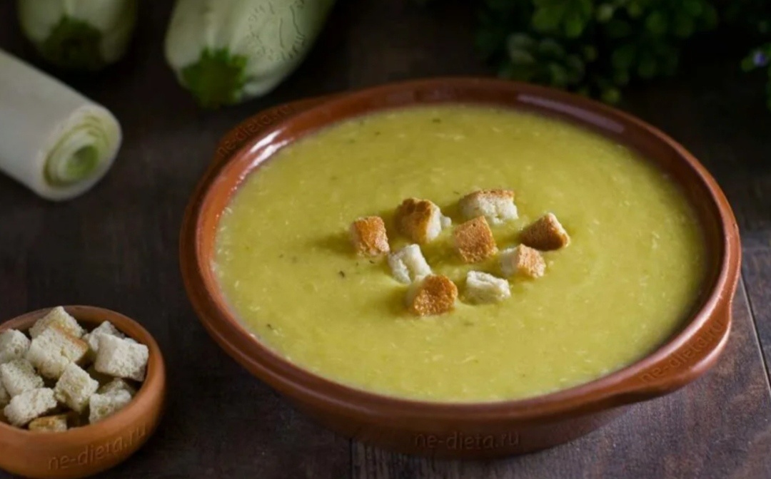 Согревающий суп-пюре из кабачков с хрустящим беконом