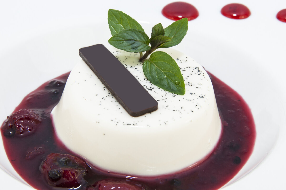 Нежное удовольствие: сметанная панакота с вишневым соусом