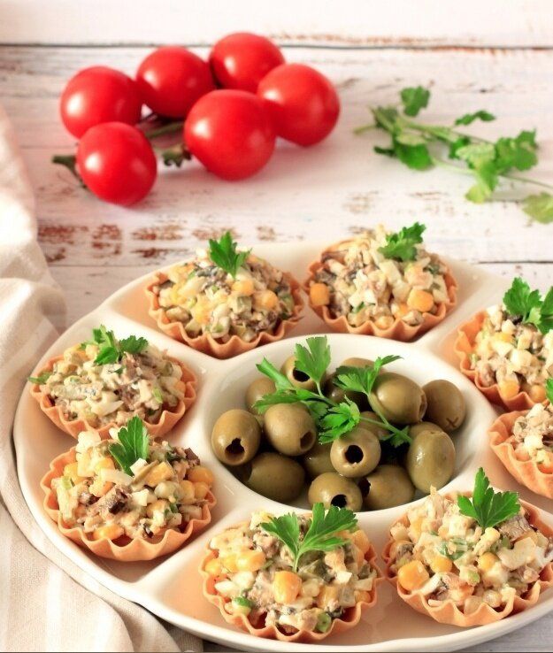 Вкусные тарталетки с шпротным салатом: идеальная закуска для компании