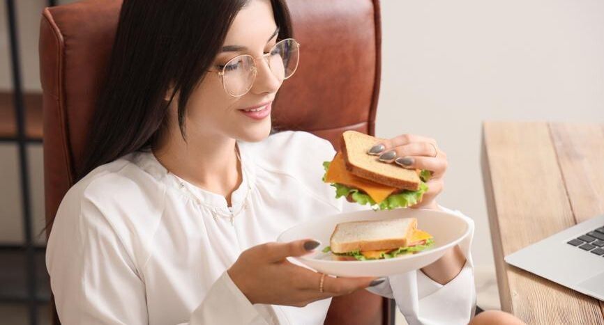 Пицца на работе: как праздничные перекусы грозят лишними килограммами