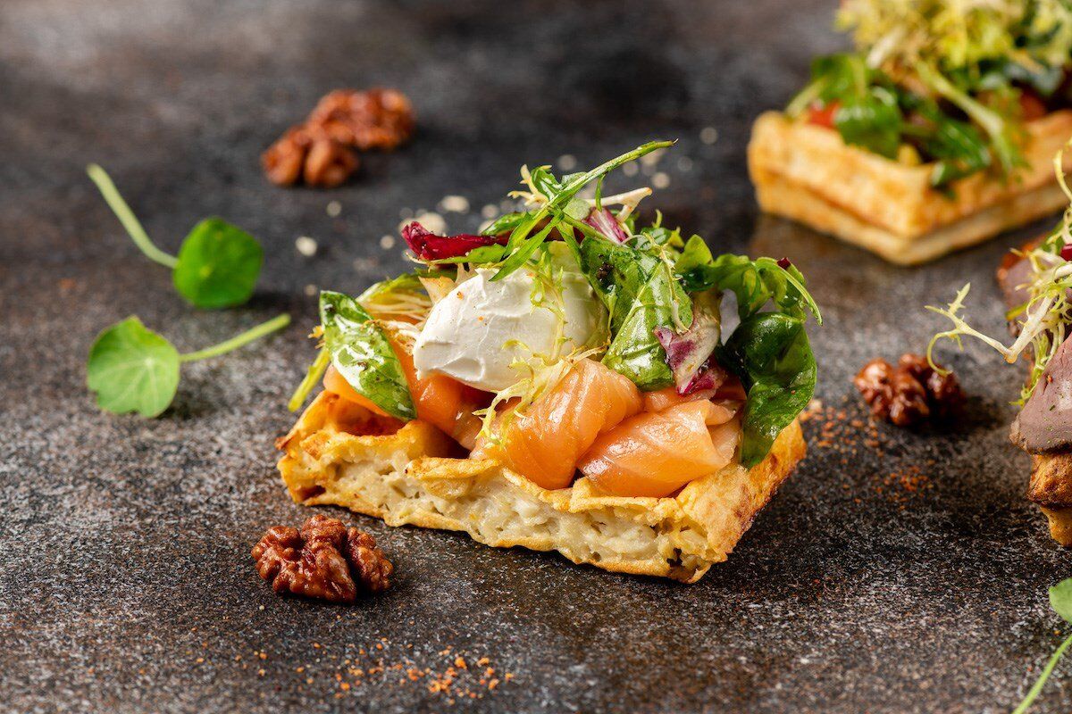 Вкусная брускетта с лососем на картофельной вафле