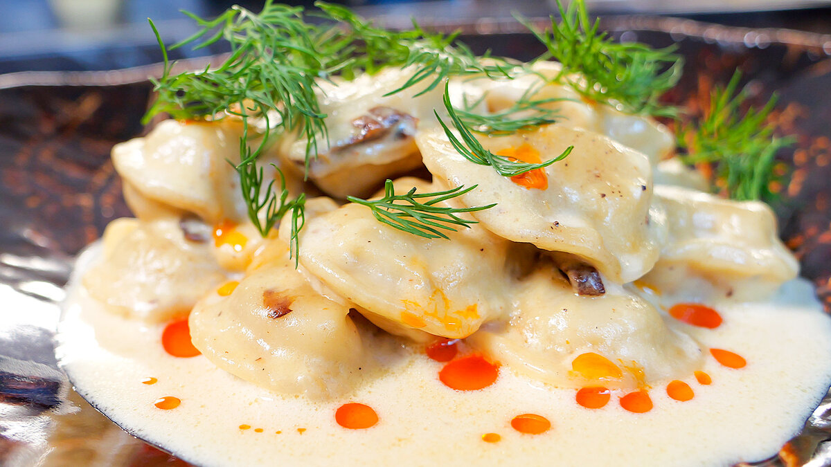 Жареные пельмени с сырным соусом