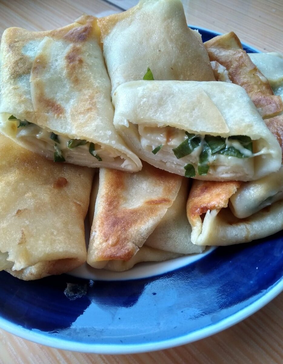 Нежные блины с сыром и зеленью: идеальная закуска