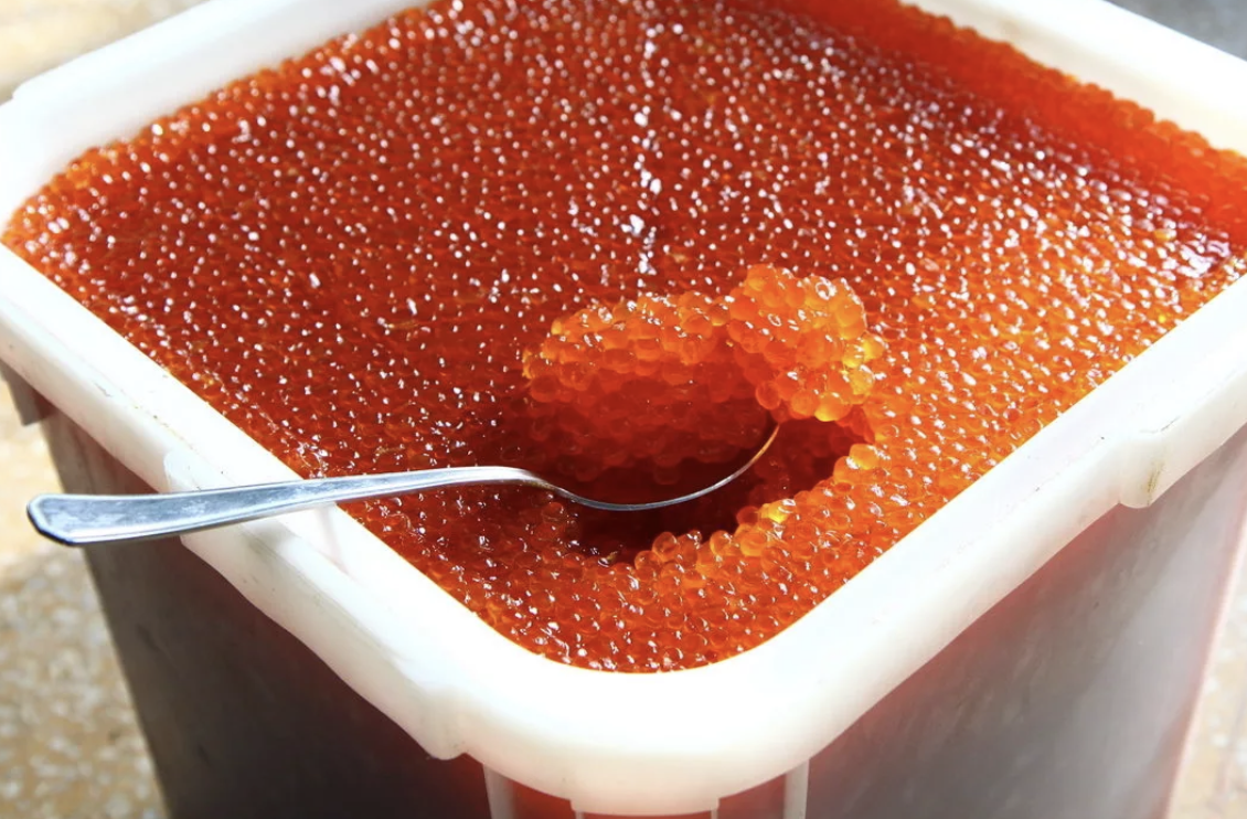 Блинчики с красной икрой: праздник на вашем столе