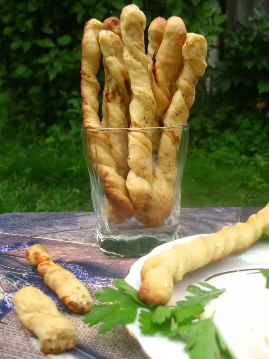 Гриссини с сыром и травами: Пикник в каждом укусе