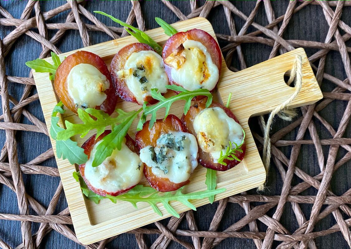 Необычная закуска для вина: свяжите сладость слив с пикантностью сыра