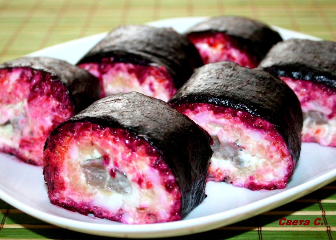 Новый взгляд на классический салат: «Сельдь под шубой» в формате роллов