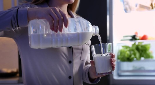 Пить молоко перед сном: польза и возможные риски