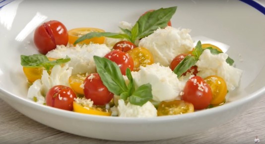 Салат капрезе с уникальным соусом из рукколы