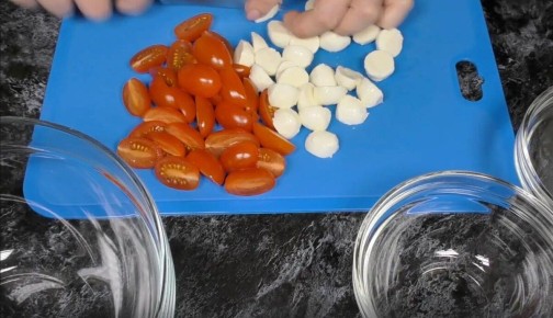 Простой и вкусный салат с моцареллой на любой праздник