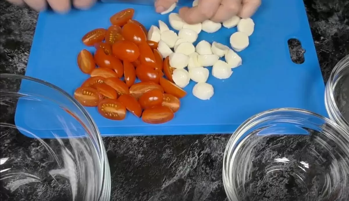 Простой и вкусный салат с моцареллой на любой праздник