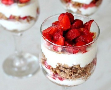 Нежный десерт с клубникой и творогом для вашего стола