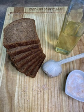 Чесночные гренки: простая закуска для настоящих гурманов