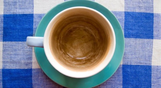 Как избавиться от неприятного налета на чашках: простые решения