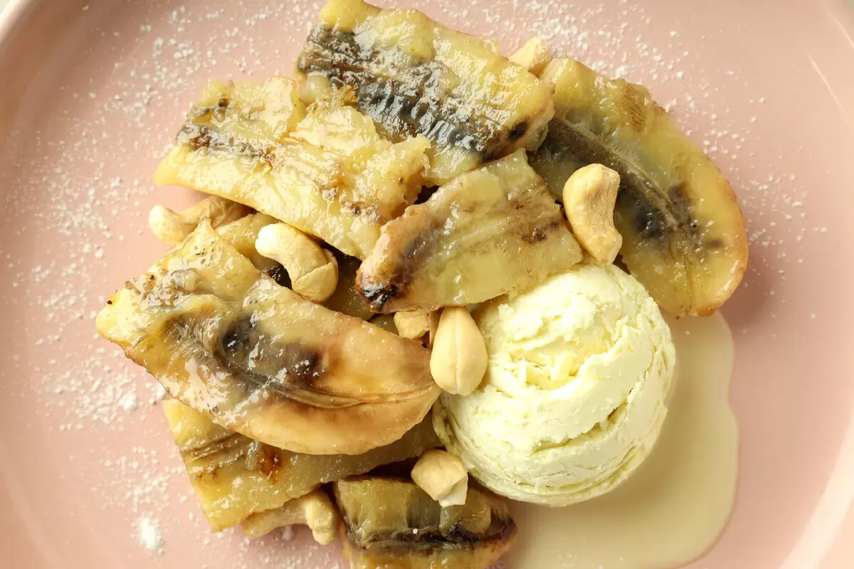 Летний десерт, который покорит всех: бананы на гриле с медом и мороженым