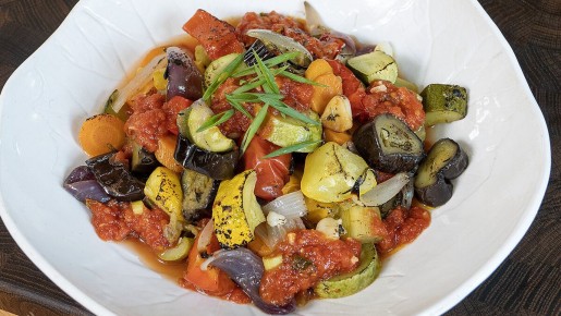 Летние овощи в кассероли: простое и яркое блюдо