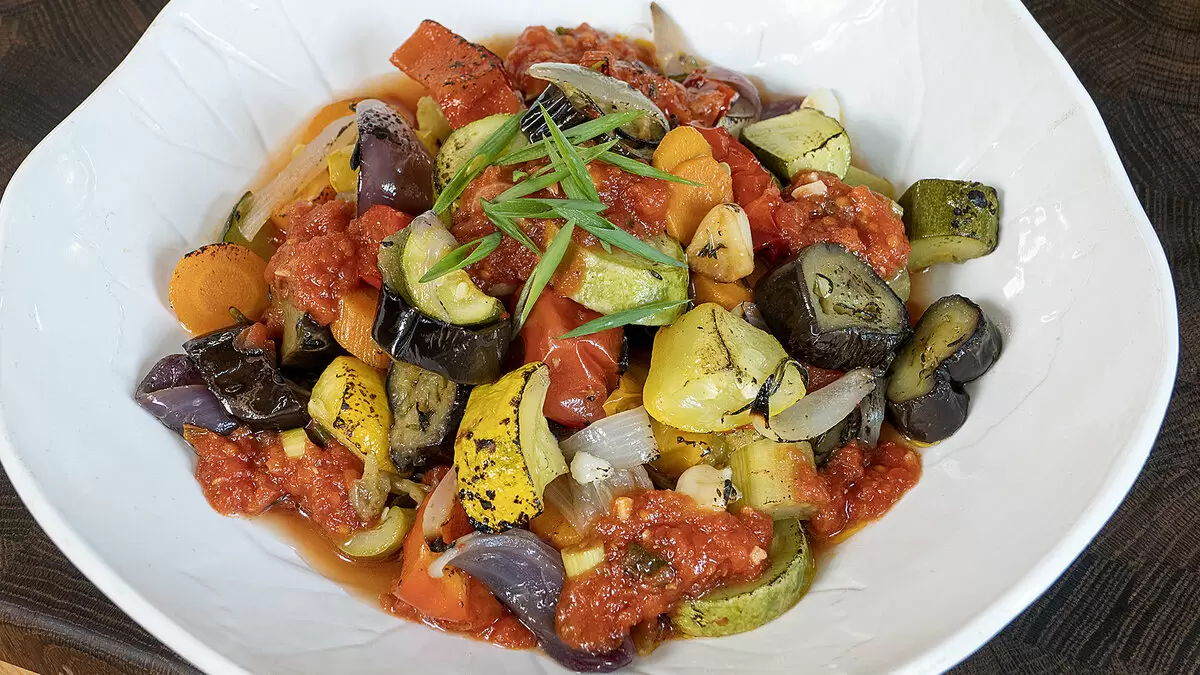 Летние овощи в кассероли: простое и яркое блюдо