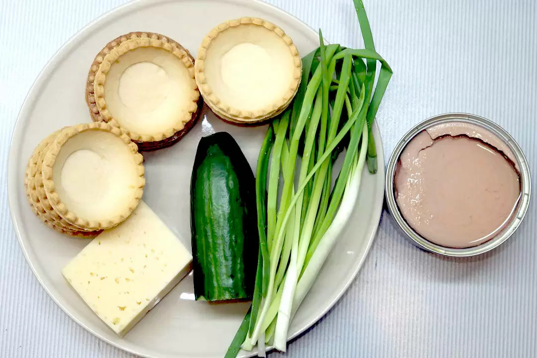Тарталетки с печенью трески и сыром