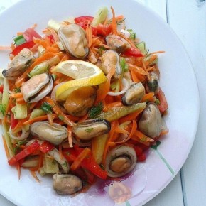 Летний салат с мидиями и свежими овощами для бодрствующей энергии